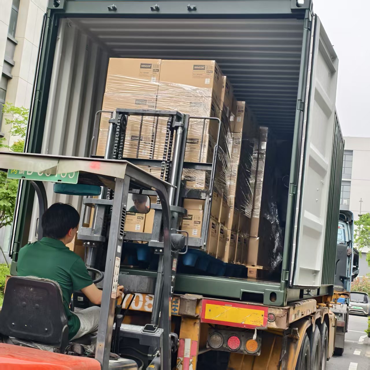 In che modo la fabbrica di macchine da caffè professionali garantisce una spedizione di container sicura e puntuale per gli acquirenti globali?