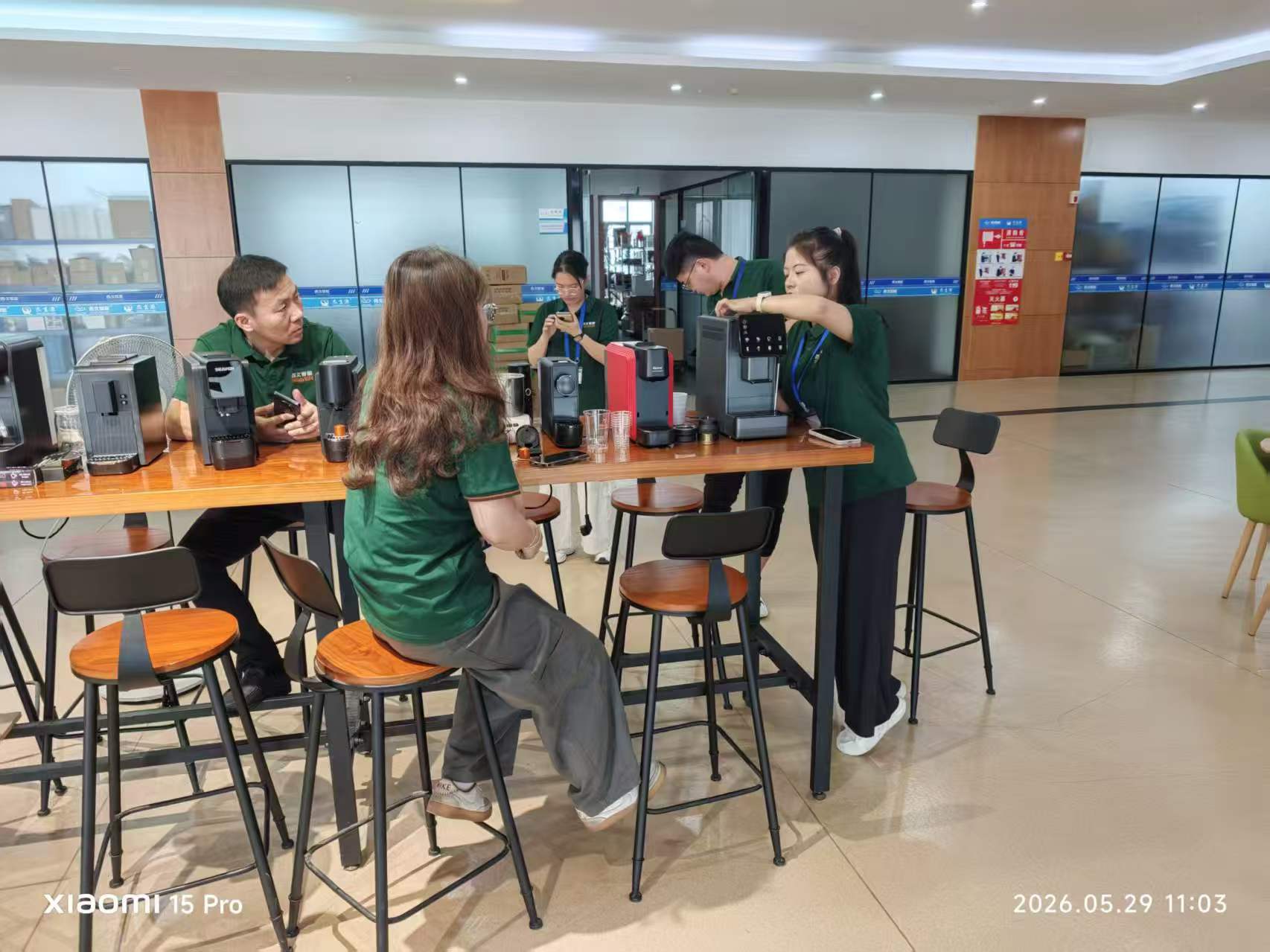 In che modo la formazione del team di macchine da caffè professionali aumenta la crescita degli ordini e la qualità del servizio?