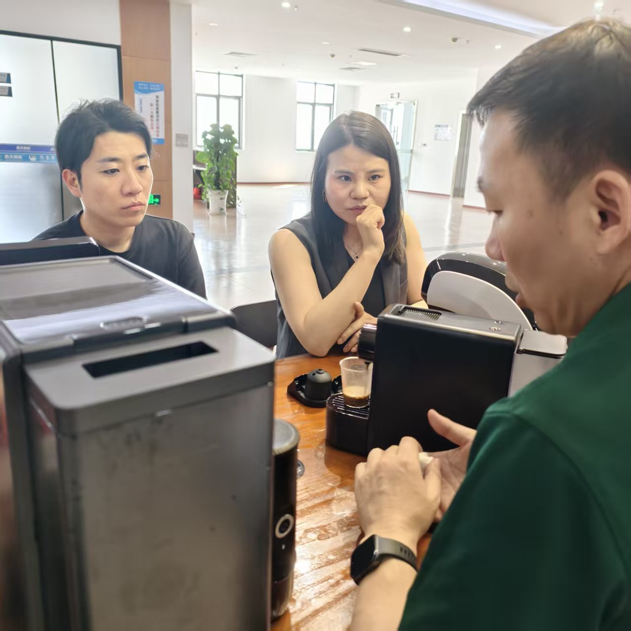Perché un cliente giapponese ha visitato SEAVER per una macchina da caffè automatica avanzata e una macchina da caffè portatile?